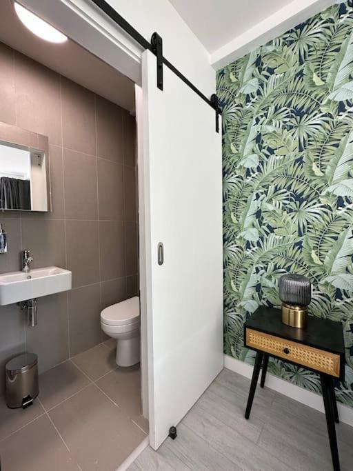 Chic 5-br, Ensuites With Tvs Londres