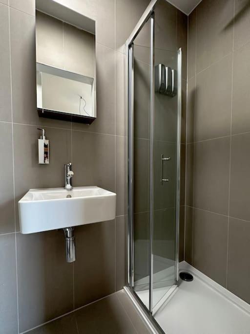 Chic 5-br, Ensuites With Tvs Hébergement de vacances Londres
