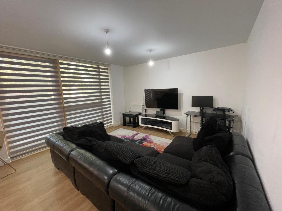 Spacious 2 Bedroom Modern Flat & Parking Appartement Londen
