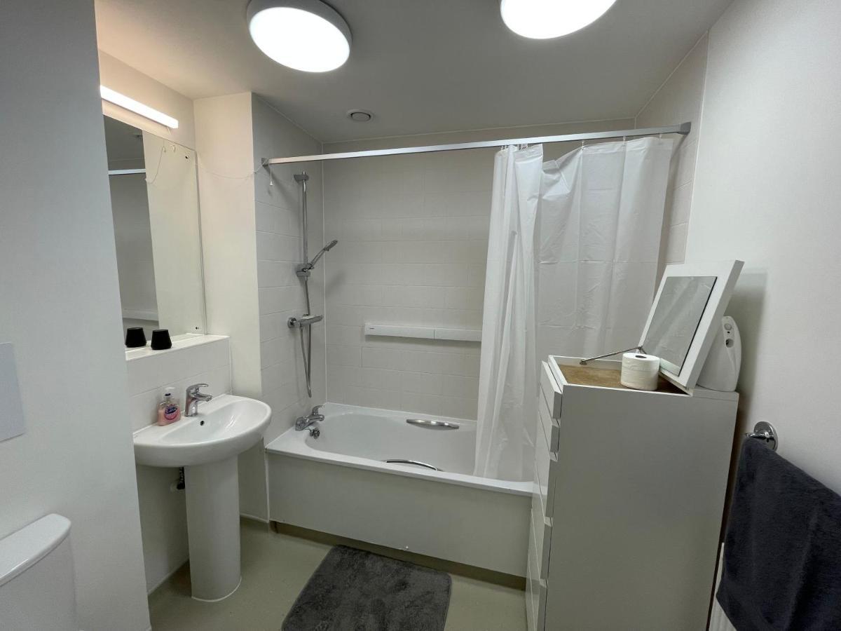 Spacious 2 Bedroom Modern Flat & Parking Appartement *