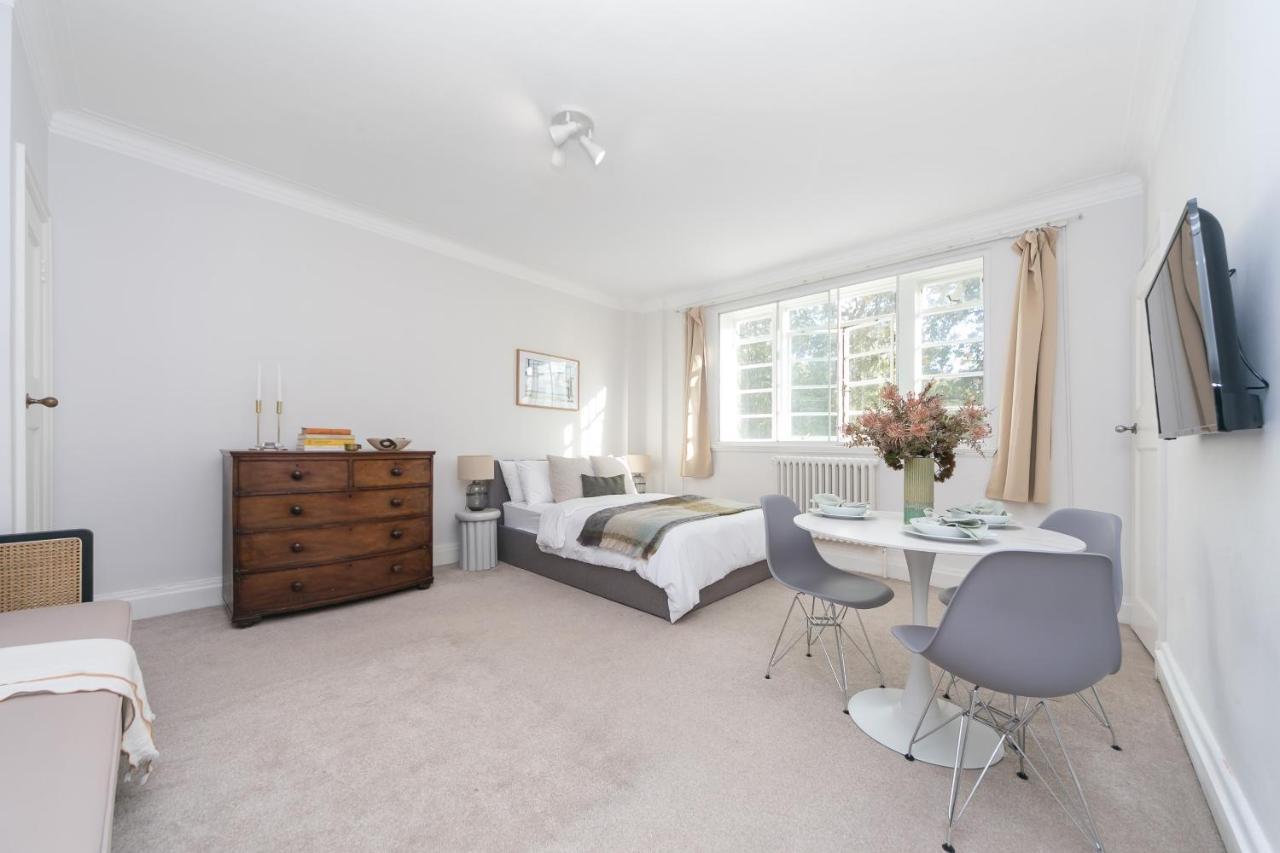 Beautifully Presented Centrally Located * Londres