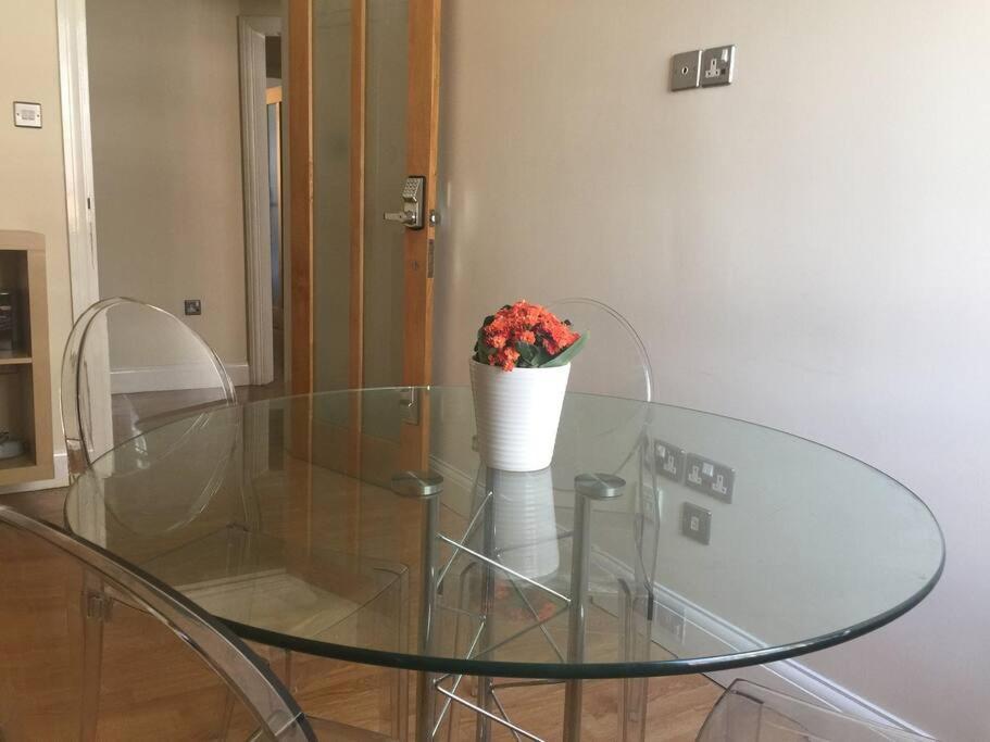 Apartment For Family Upto 5 London