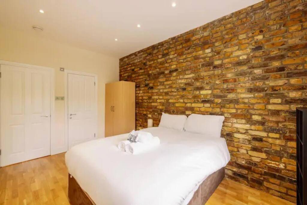 Bright And Quiet 2-bed 2-bath With Great Patio London