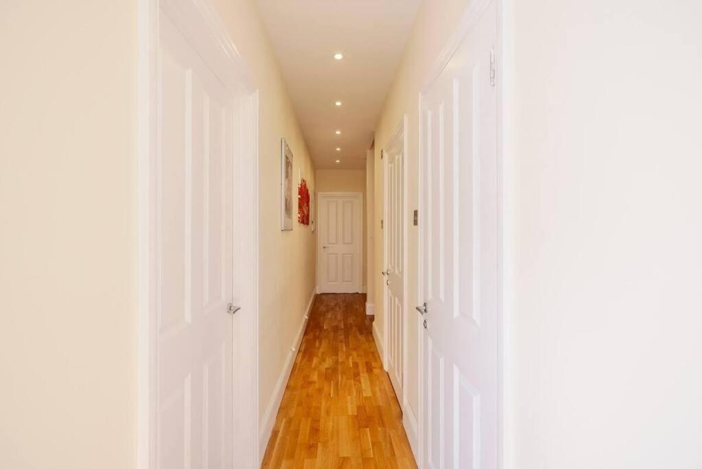 Bright And Quiet 2-bed 2-bath With Great Patio Apartment London