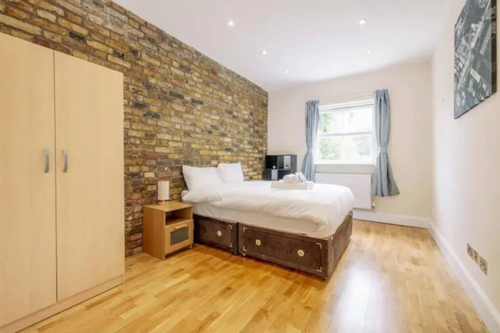 Bright And Quiet 2-bed 2-bath With Great Patio London