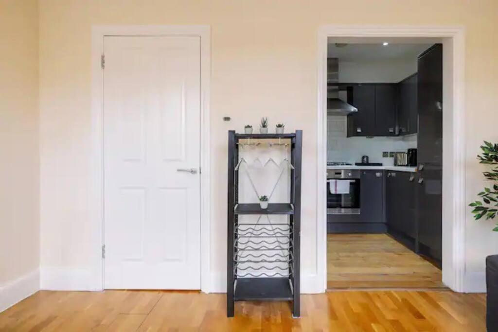 Bright And Quiet 2-bed 2-bath With Great Patio Apartment London