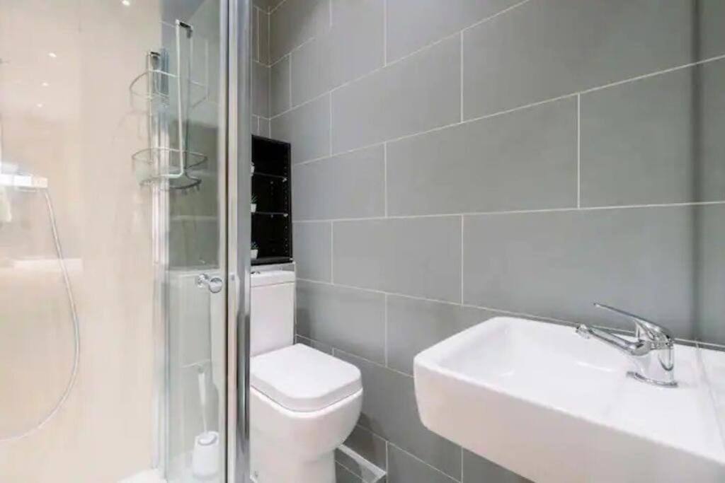 Bright And Quiet 2-bed 2-bath With Great Patio Apartment London