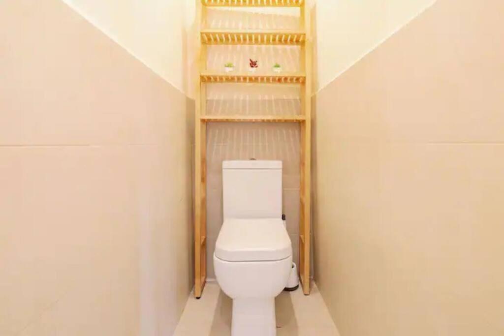 Bright And Quiet 2-bed 2-bath With Great Patio London