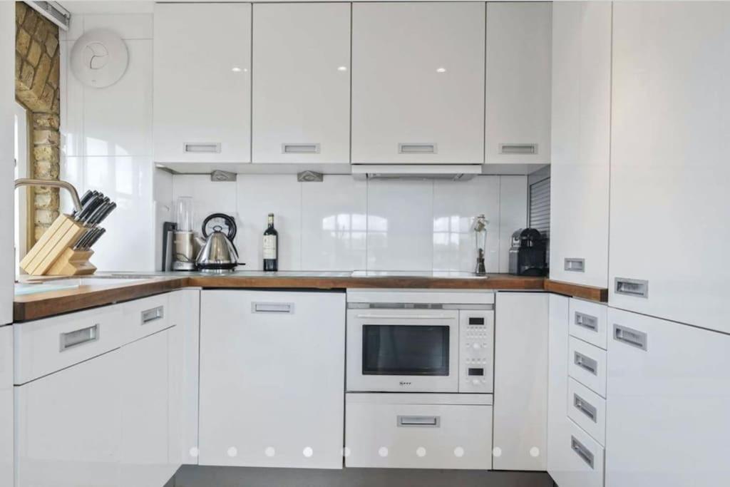 Luxury Artistic 2 Bedroom W/balcony-great Location