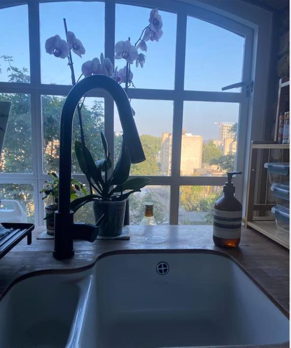 Luxury Artistic 2 Bedroom W/balcony-great Location Apartamento *