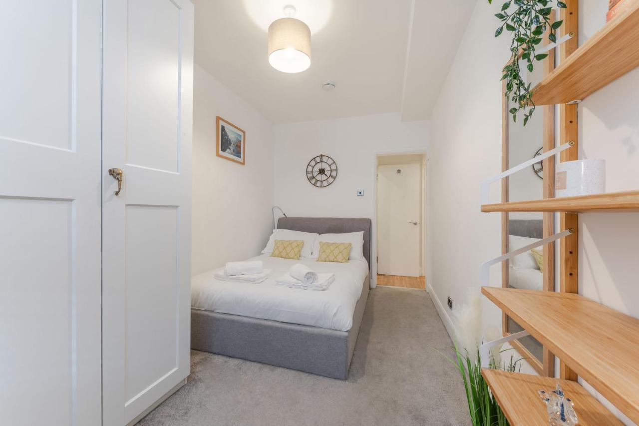 Three-bedroom Bliss In Town Londres