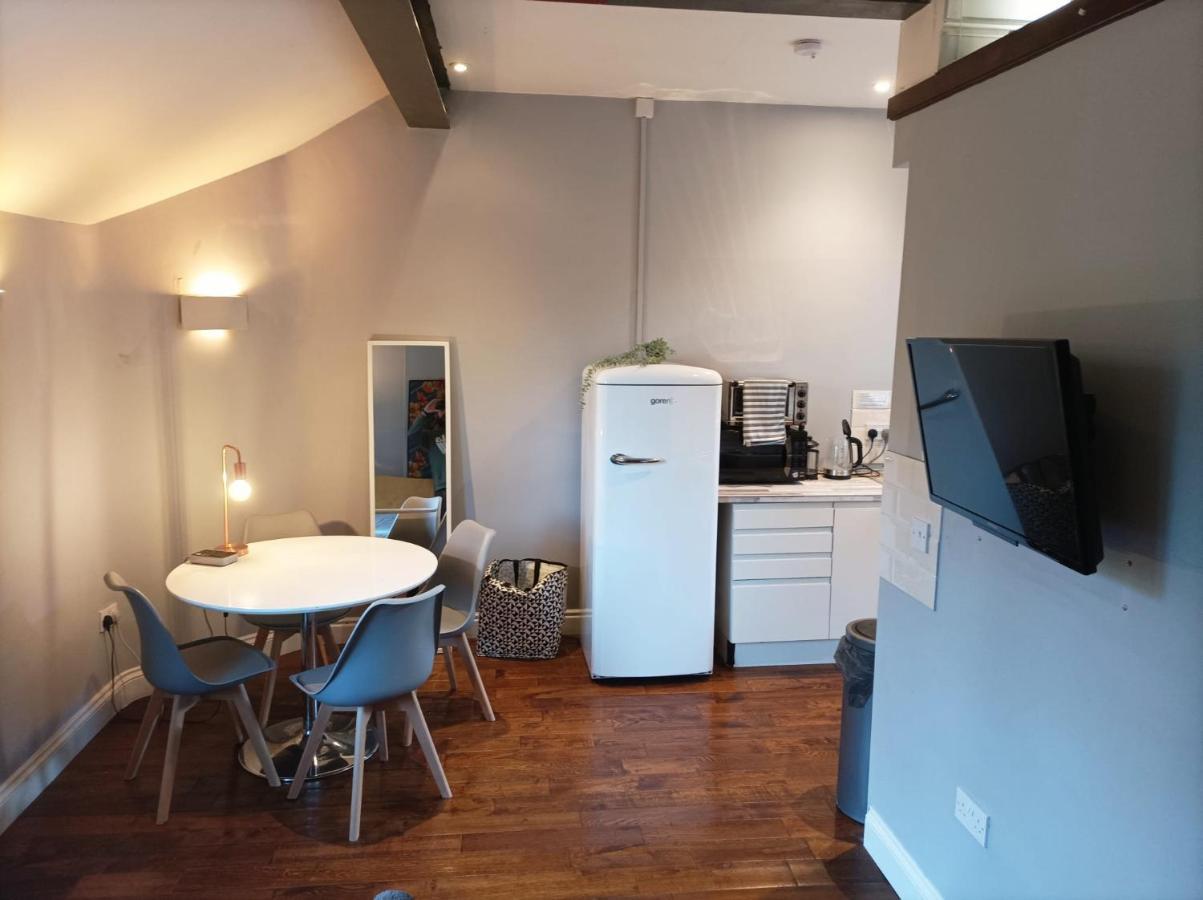 Quarto em Acomodações Particulares Self-contained Studio In Central Property Unit 4 *