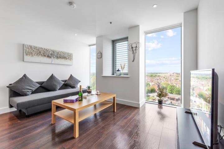 2 Bedroom Flat In Bp65 *