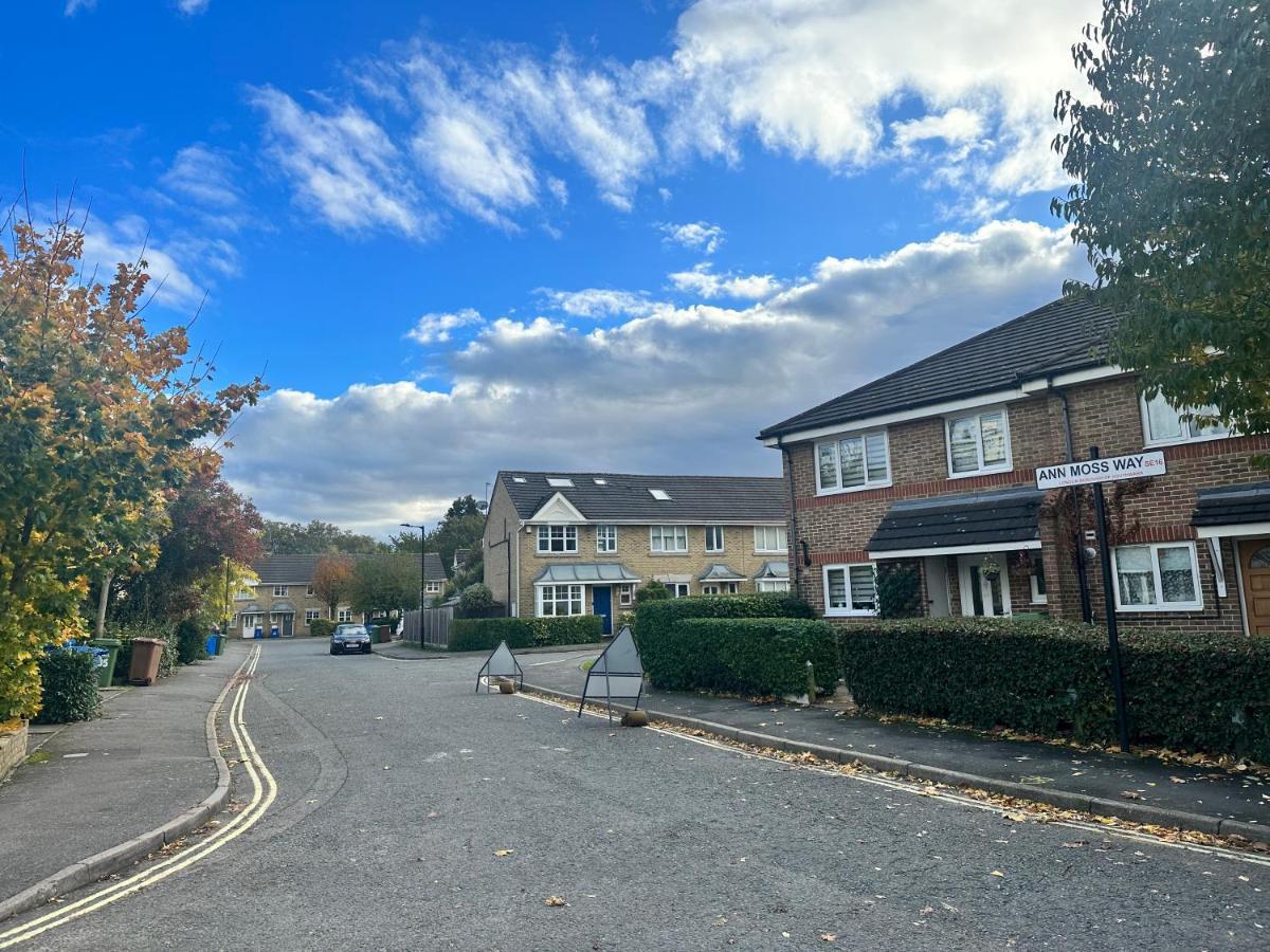 Сasa de vacaciones 3 Bedroom House 2 Stops From Bridge Londres