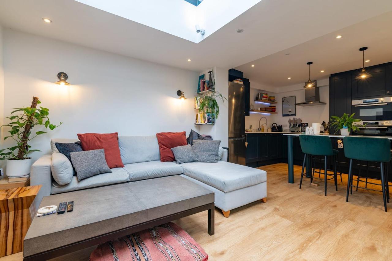 Beautiful Two Bed Abode In South West Appartement