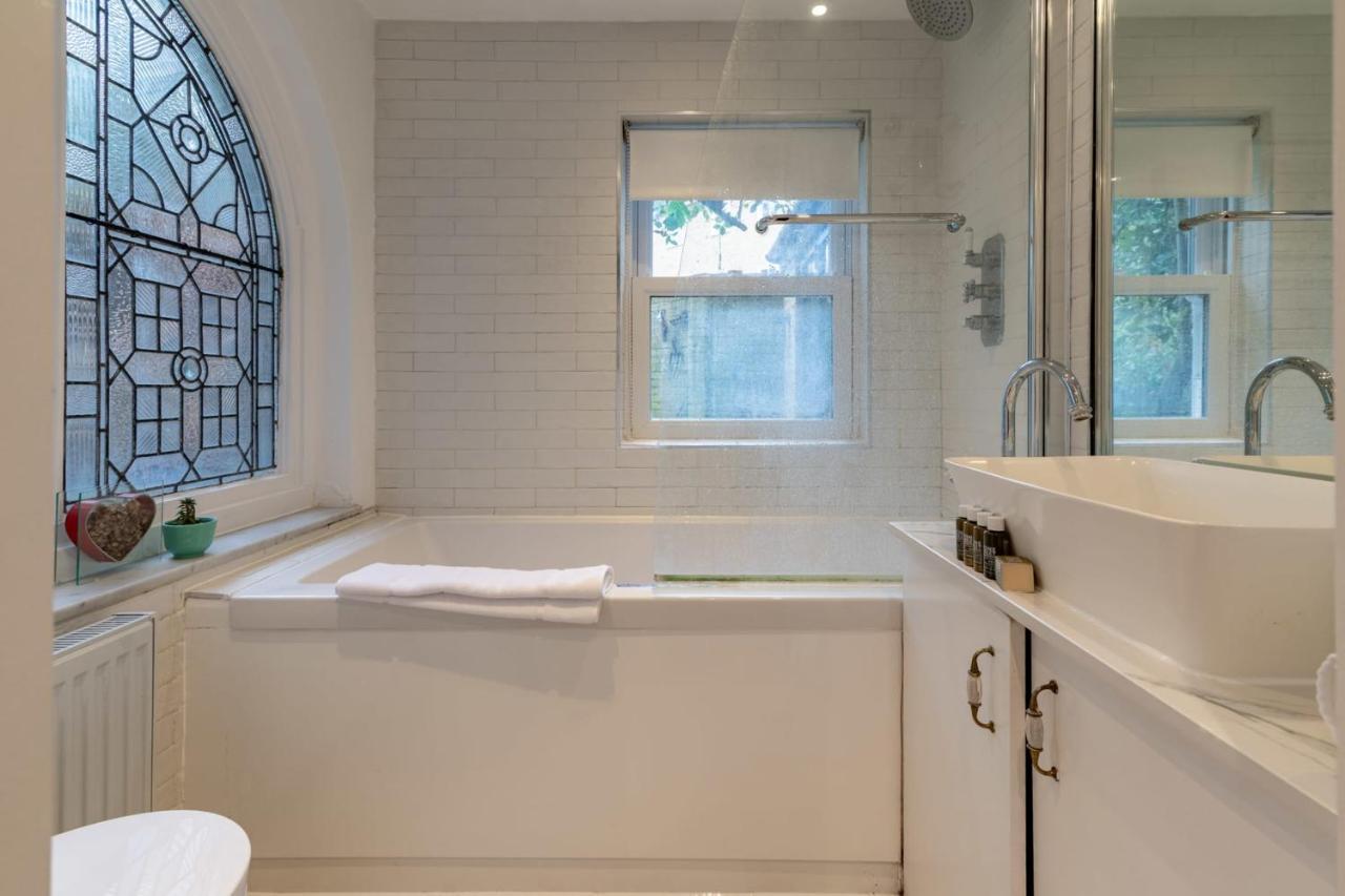 Beautiful Two Bed Abode In South West Appartement Londres