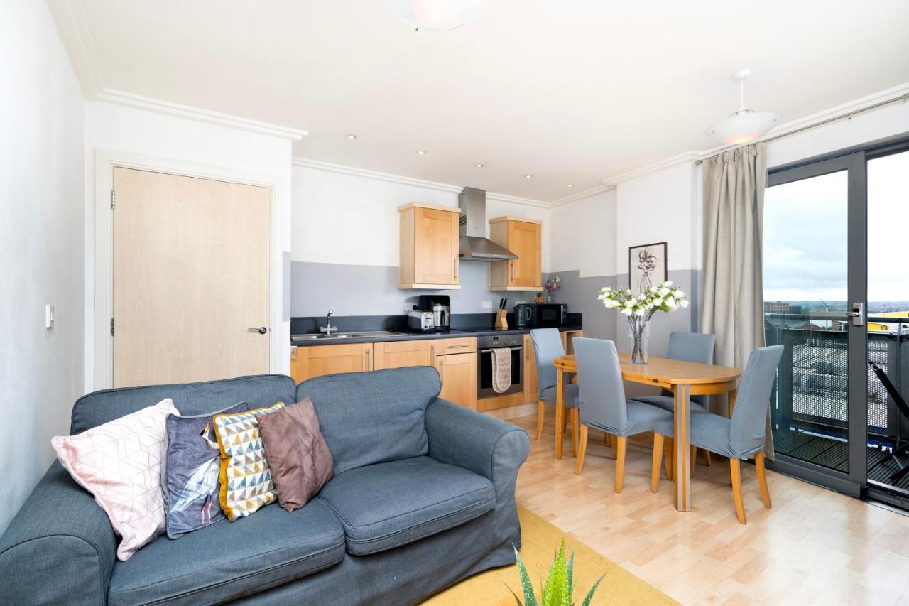 Cosy Flat Right Opp Tube Station *