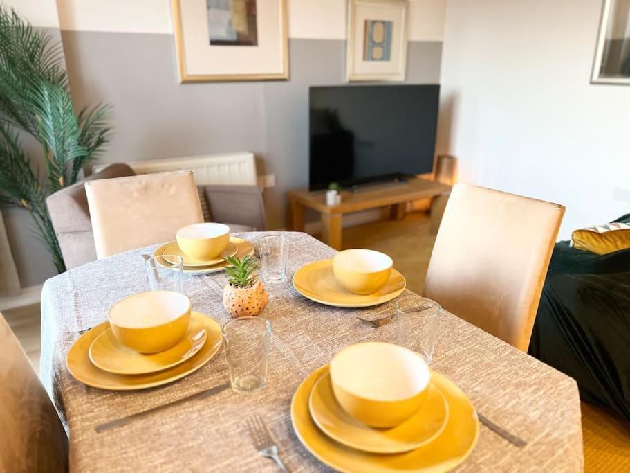 Cosy Flat Right Opp Tube Station Londres