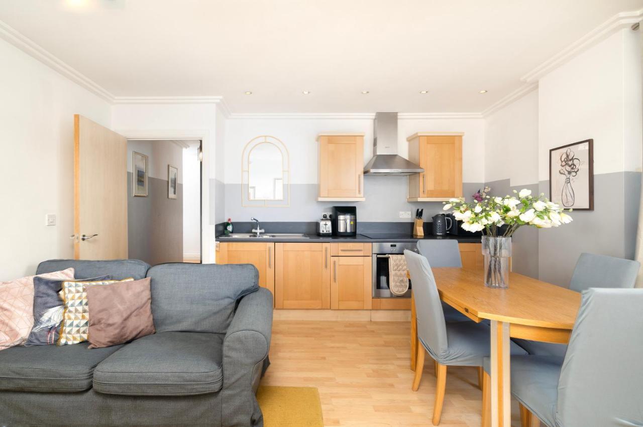 Cosy Flat Right Opp Tube Station *