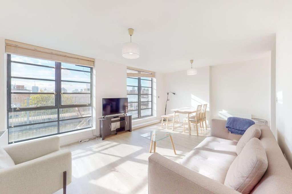 Stunning 1bed Flat With Balcony - 5 Mins To Station Apartment *