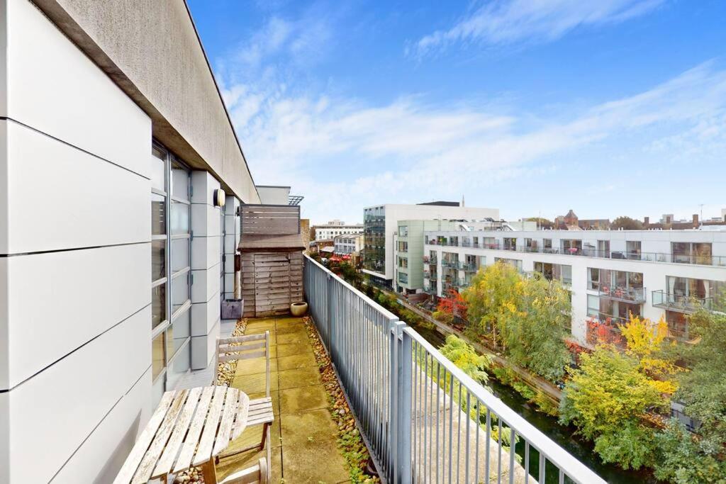 Apartment Stunning 1bed Flat With Balcony - 5 Mins To Station