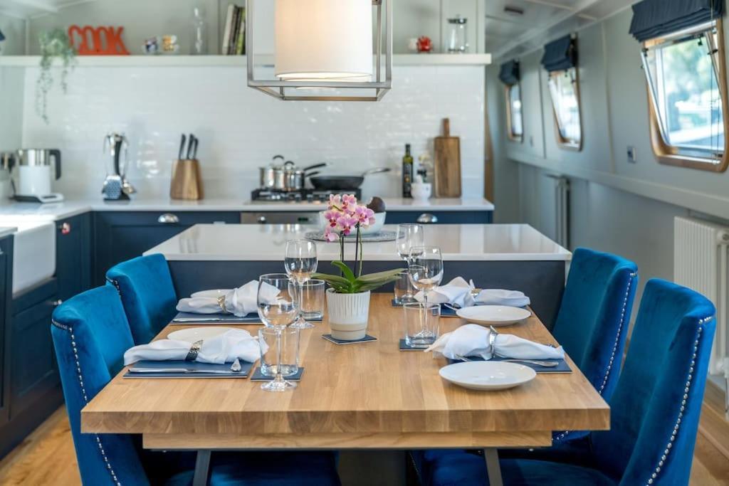 Hotel en barco Luxurious Houseboat Near Canary Wharf In