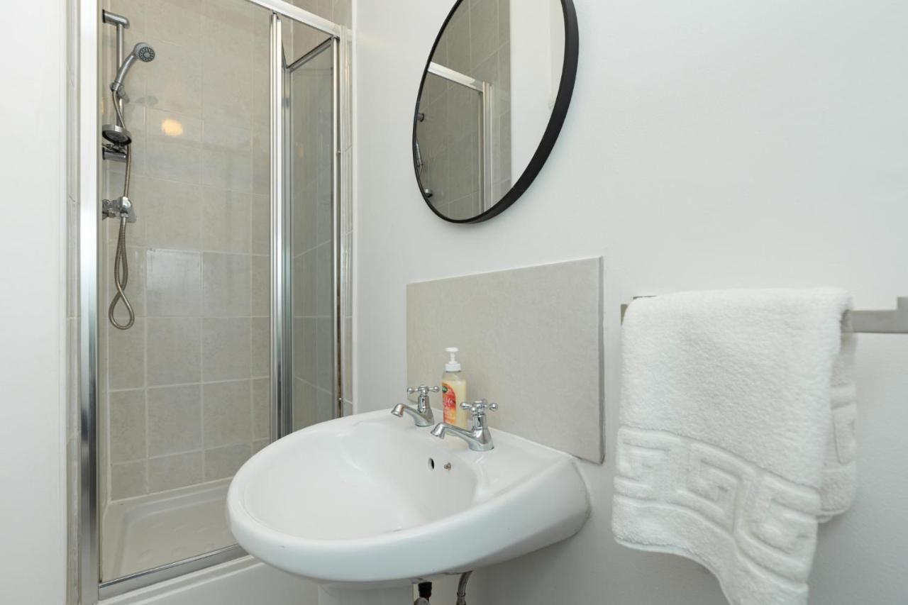 Ferienhaus Spacious 4br 3-storey Townhouse In Lively Deptford