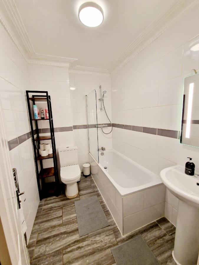Lovely Ground Floor With High Ceiling And A Private Garden By Earl's Court Station Apartment *