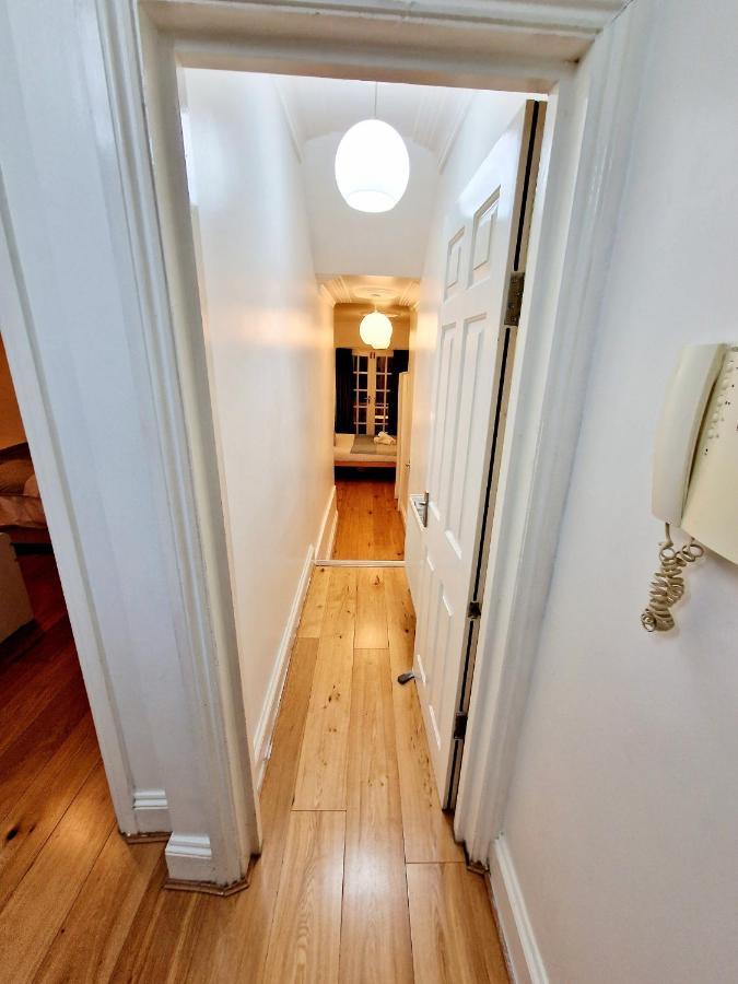 Lovely Ground Floor With High Ceiling And A Private Garden By Earl's Court Station Apartment London