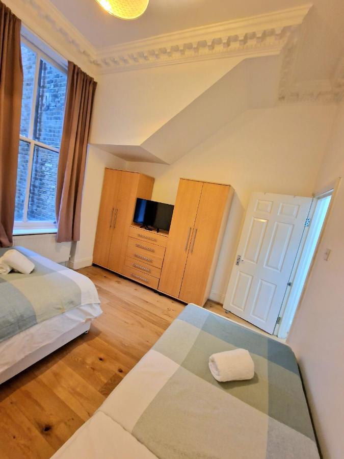 Lovely Ground Floor With High Ceiling And A Private Garden By Earl's Court Station Londres