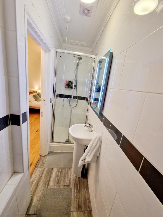Lovely Ground Floor With High Ceiling And A Private Garden By Earl's Court Station London