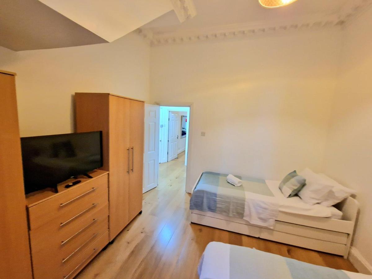Lovely Ground Floor With High Ceiling And A Private Garden By Earl's Court Station *