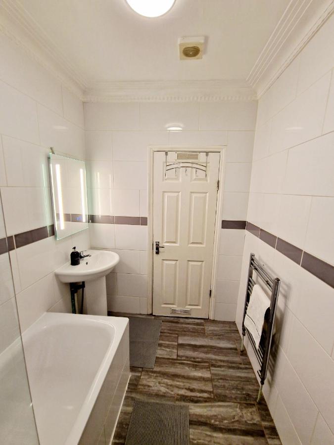 Lovely Ground Floor With High Ceiling And A Private Garden By Earl's Court Station London