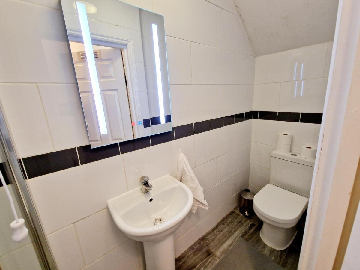 Lovely Ground Floor With High Ceiling And A Private Garden By Earl's Court Station Apartment London