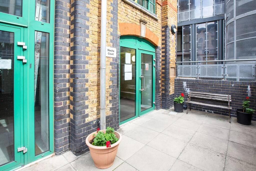 Cosy Spacious Studio Flat Stratford / Bow * Londres