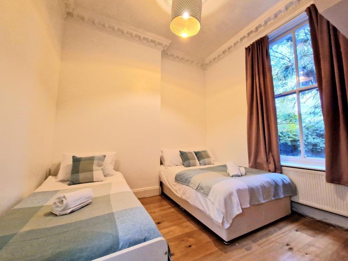 Lovely Ground Floor With High Ceiling And A Private Garden By Earl's Court Station Apartment London