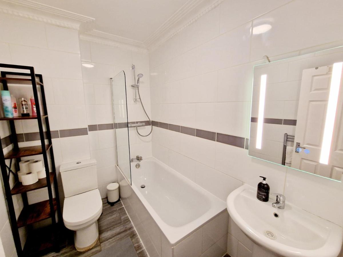 Apartamento Lovely Ground Floor With High Ceiling And A Private Garden By Earl's Court Station Londres