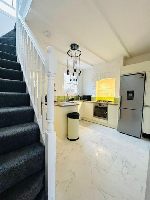Elegant House In Stratford *