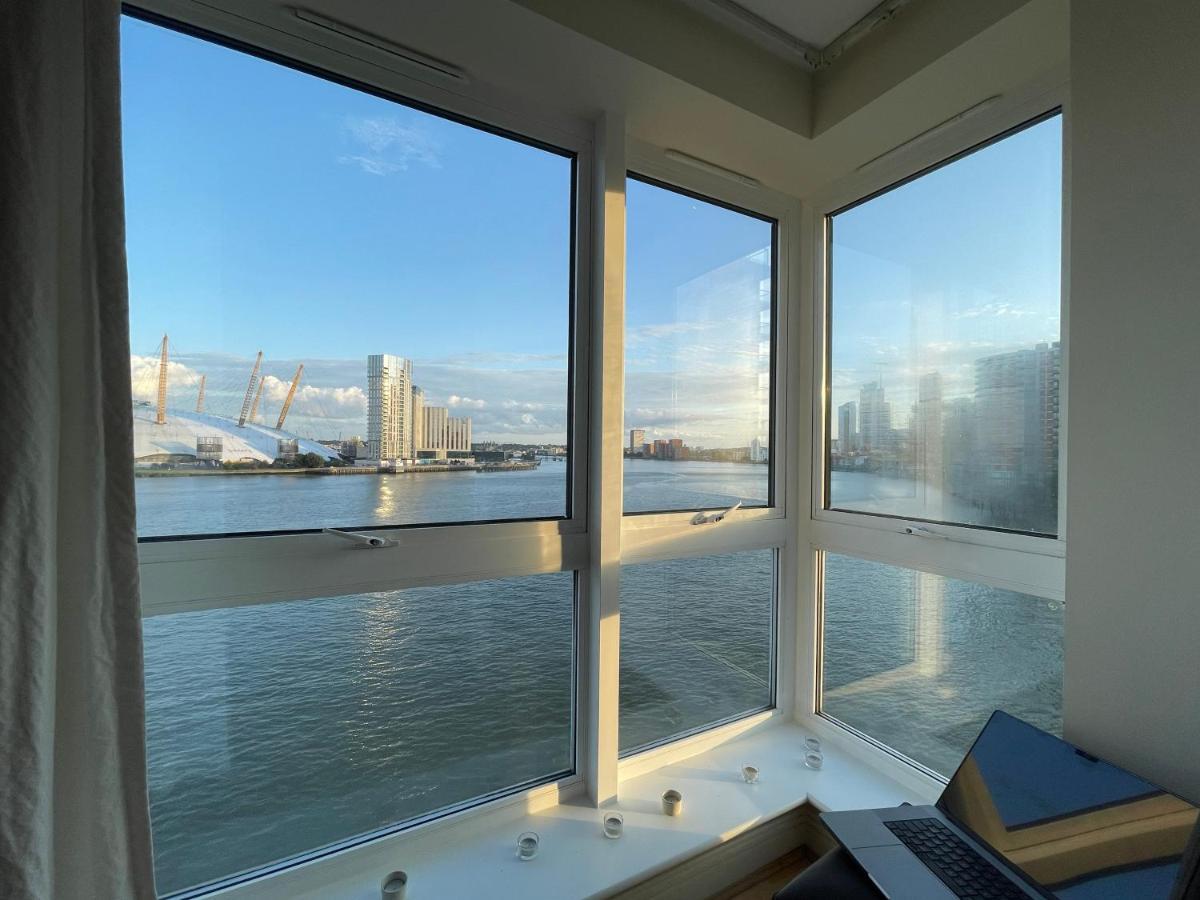 Very Large Ensuite With Wonderful View Over The River Thames In A Peaceful & Calm Residential Building - Shared Flat With 1 Host Quarto em Acomodações Particulares