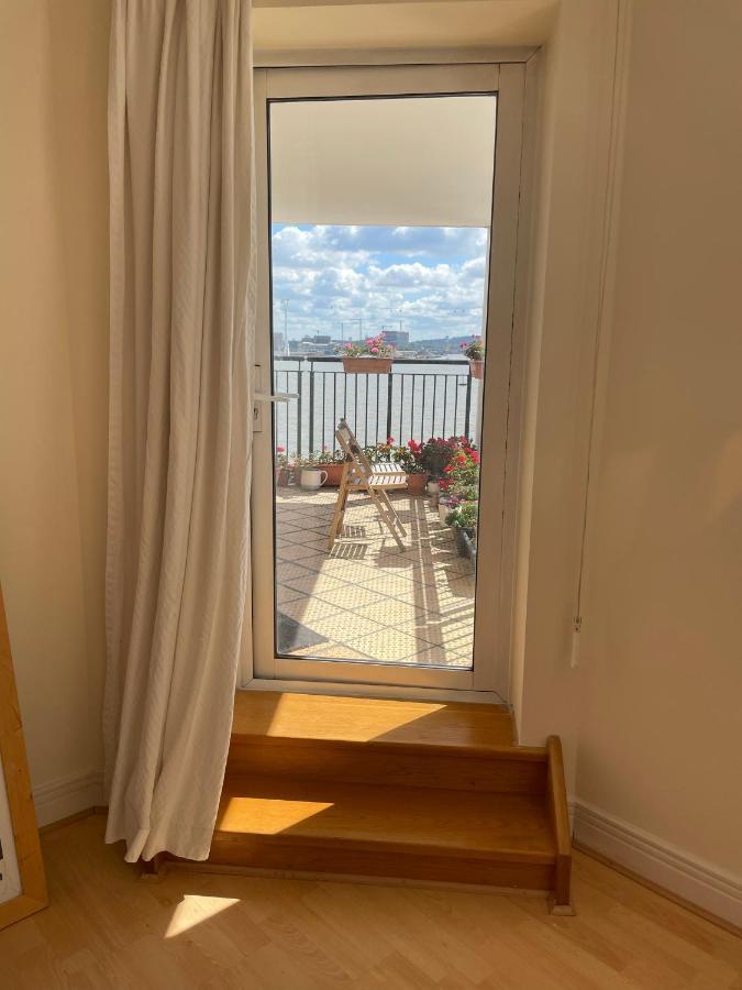 Very Large Ensuite With Wonderful View Over The River Thames In A Peaceful & Calm Residential Building - Shared Flat With 1 Host * Londres