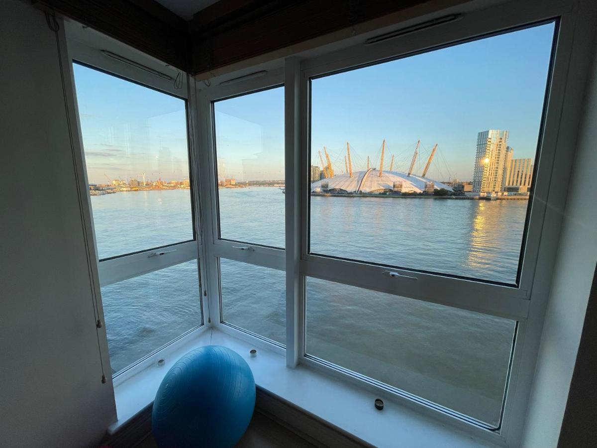 Very Large Ensuite With Wonderful View Over The River Thames In A Peaceful & Calm Residential Building - Shared Flat With 1 Host Quarto em Acomodações Particulares