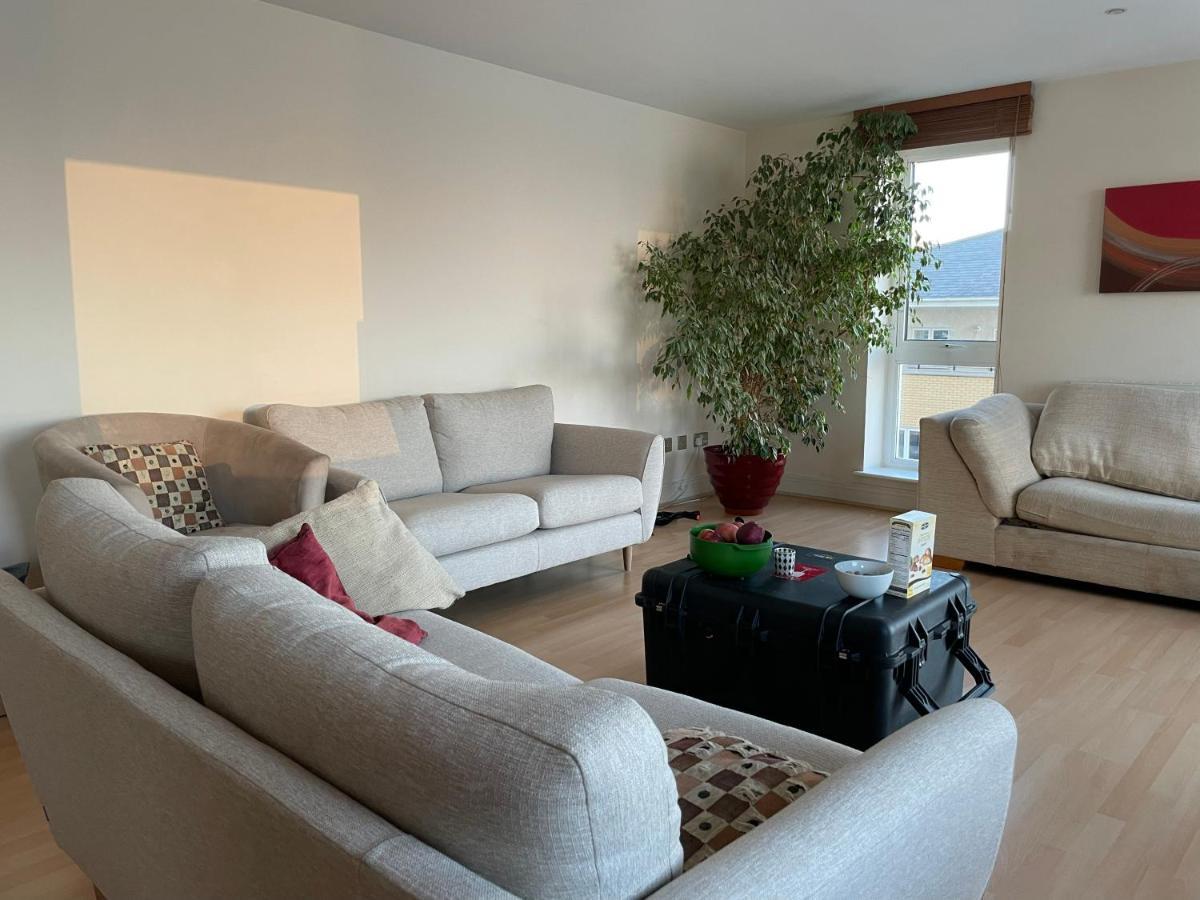 Very Large Ensuite With Wonderful View Over The River Thames In A Peaceful & Calm Residential Building - Shared Flat With 1 Host Londres
