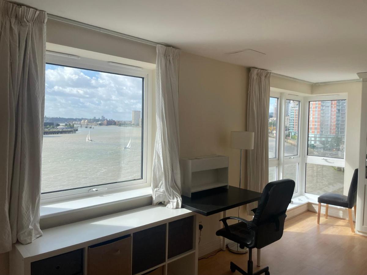Quarto em Acomodações Particulares Very Large Ensuite With Wonderful View Over The River Thames In A Peaceful & Calm Residential Building - Shared Flat With 1 Host Londres
