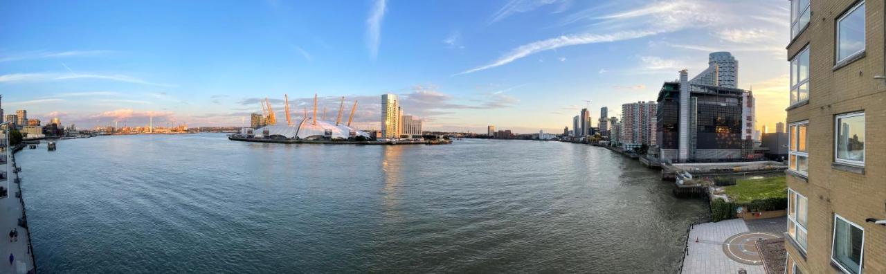 Very Large Ensuite With Wonderful View Over The River Thames In A Peaceful & Calm Residential Building - Shared Flat With 1 Host