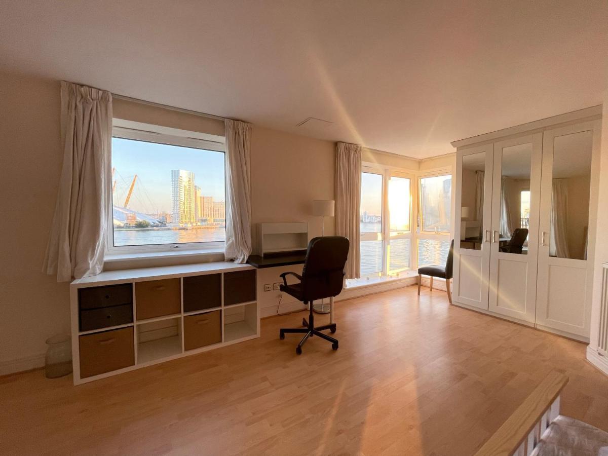 Very Large Ensuite With Wonderful View Over The River Thames In A Peaceful & Calm Residential Building - Shared Flat With 1 Host Londres