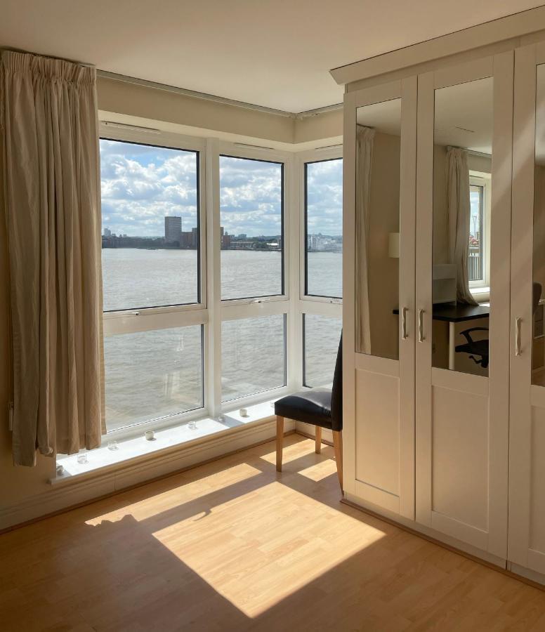 Quarto em Acomodações Particulares Very Large Ensuite With Wonderful View Over The River Thames In A Peaceful & Calm Residential Building - Shared Flat With 1 Host *