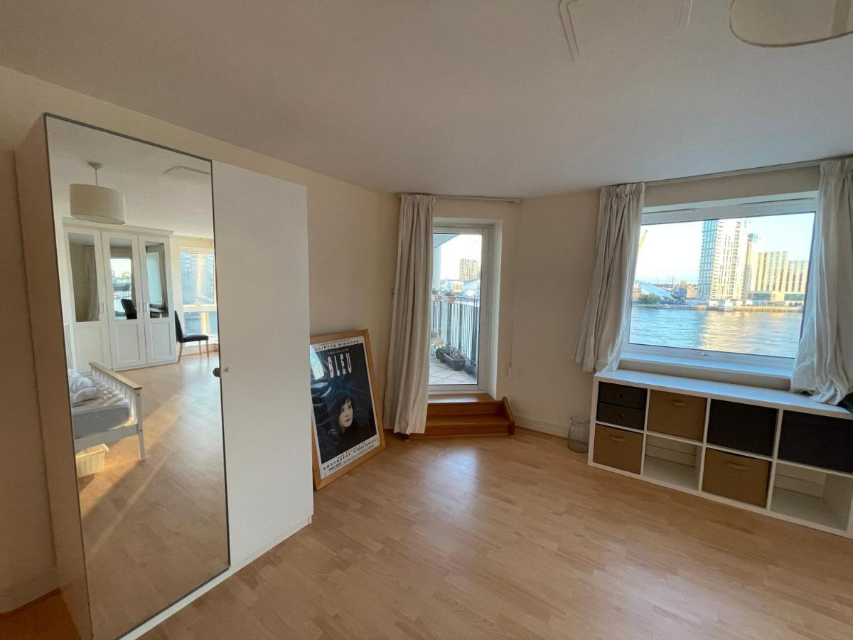Very Large Ensuite With Wonderful View Over The River Thames In A Peaceful & Calm Residential Building - Shared Flat With 1 Host * Londres