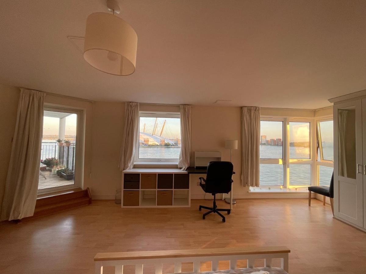 Very Large Ensuite With Wonderful View Over The River Thames In A Peaceful & Calm Residential Building - Shared Flat With 1 Host Quarto em Acomodações Particulares Londres