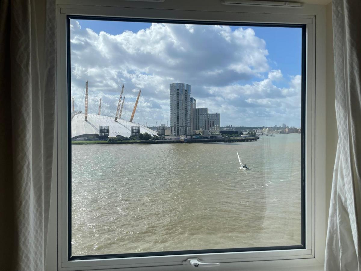 Very Large Ensuite With Wonderful View Over The River Thames In A Peaceful & Calm Residential Building - Shared Flat With 1 Host * Londres