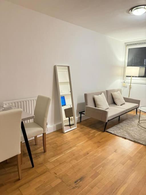 Apartment In Angel. *